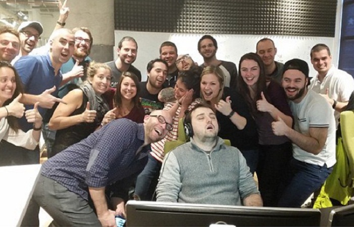 Un stagiaire s’endort au travail dès le deuxième jour, la sieste fait le tour du Web - PHOTOS