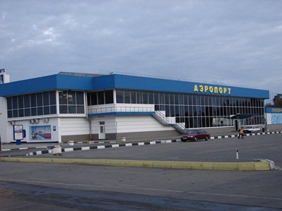 Silahlı şəxslər Simferopol aeroportunu tərk ediblər