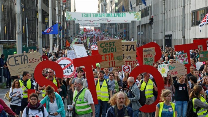 Miles de personas marchan en Bruselas para protestar contra TTIP