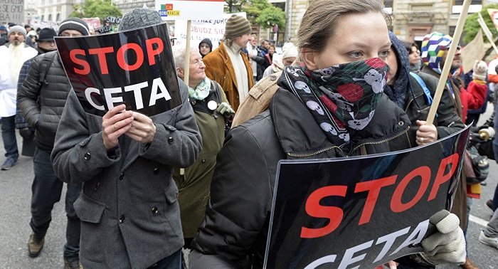 Une action de protestation contre le TTIP rassemble plus de 7000 personnes à Varsovie