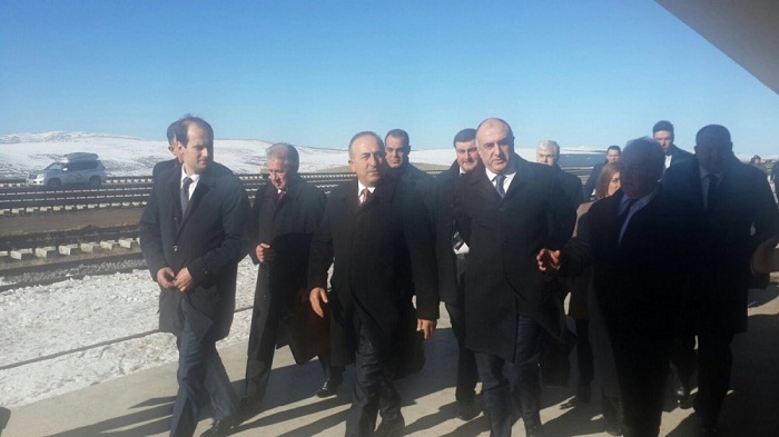 Les ministres des affaires étrangères passent en revue la voie ferrée Bakou-Tbilissi-Kars