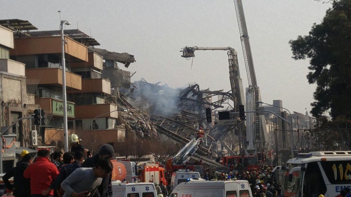 Un immeuble de 15 étages s`effondre à Téhéran, 30 pompiers tués - VIDEO
