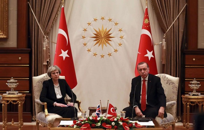 Theresa May parle commerce et état de droit avec Erdogan à Ankara