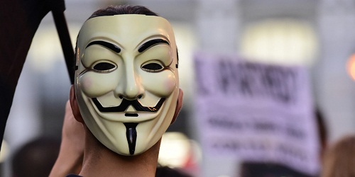 Trois "Anonymous" jugés pour la mise en ligne des coordonnées de 541 policiers