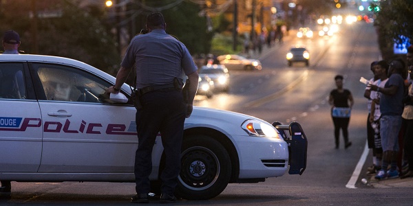 3 noirs interpellés pour un vol d`armes aux Etats-Unis, la police visée