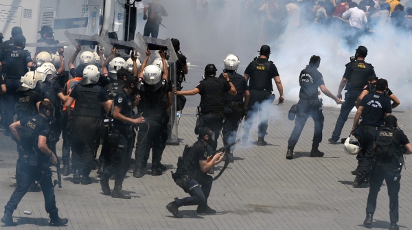 Türkiyədə polislərə hücum: Ölən və yaralılar var 