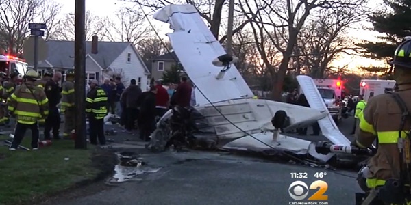 Un avion s`écrase en pleine rue à New-York