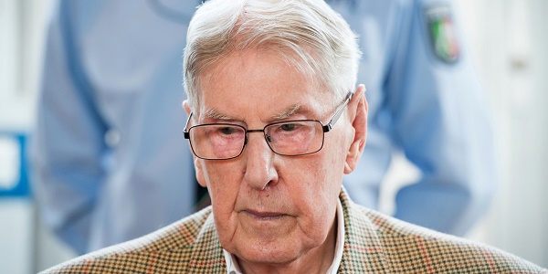 Un ancien garde d`Auschwitz présente ses excuses lors de son procès