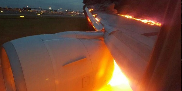Un avion en feu atterrit d`urgence à Singapour, panique à bord