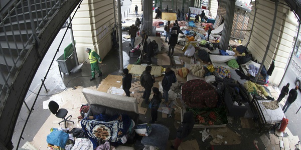 Evacuation d`un camp de migrants à Paris