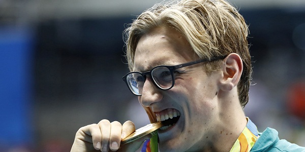 Un champion olympique de natation évite un cancer de la peau grâce à un fan