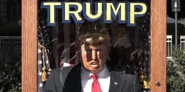Un drôle d`automate caricature Trump dans les rues de New York