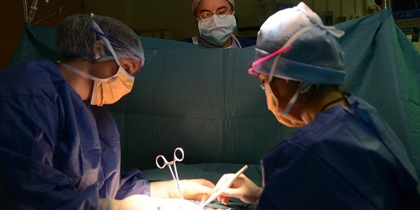 Un patient opéré d`une tumeur cérébrale muni de lunettes 3D, une première