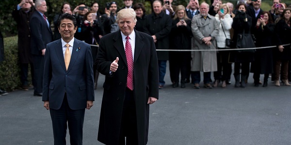 Un soutien de Trump prend une photo avec le porteur de la mallette nucléaire