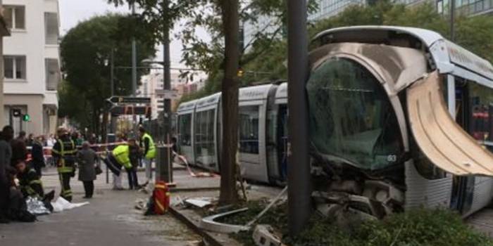Un tramway déraille à Lyon après une collision avec une voiture : 16 blessés dont 1 grave
