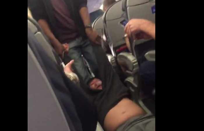 US-Polizei schleift Passagier aus Flugzeug