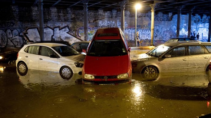 Starkregen überflutet Straßen von Berlin