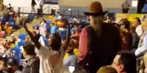 Un supporter de Trump agresse un Noir en plein meeting VIDEO