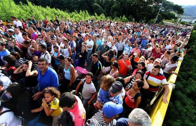Des Vénézuéliens affluent à la frontière colombienne