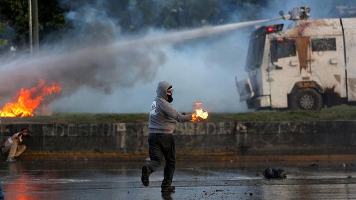 More deaths in Venezuela as anti-Maduro protesters threaten airbase - NO COMMENT
