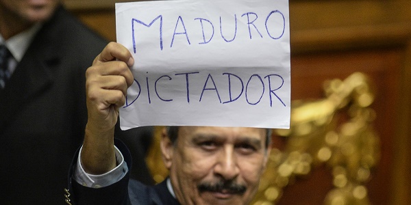 Venezuela : le Parlement dénonce un "coup d`État" du camp Maduro