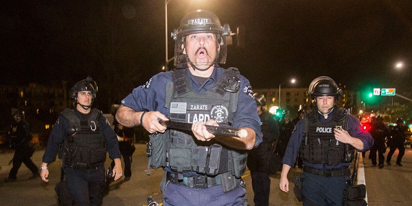 Washington poursuit la ville de Ferguson, rétive à reformer sa police