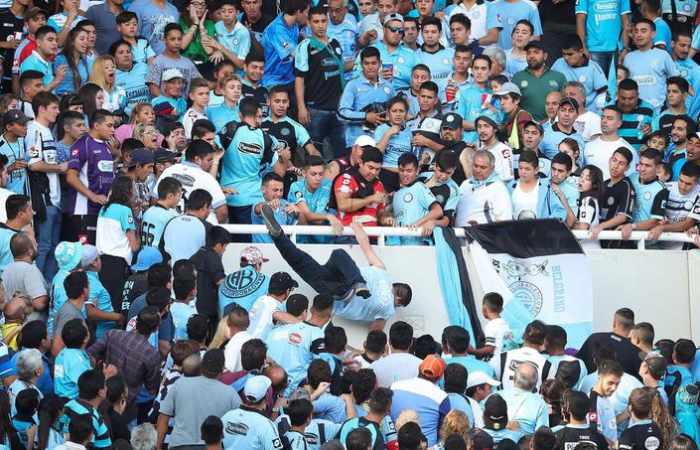 Vague d'indignation en Argentine après le décès d'un supporter jeté d'une tribune - VIDEO