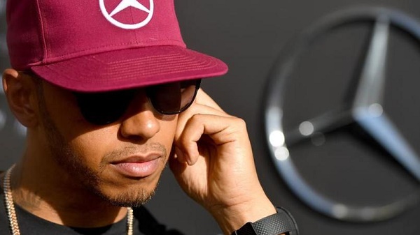 Lewis Hamilton ne sait plus comment fonctionnent les commandes de son volant