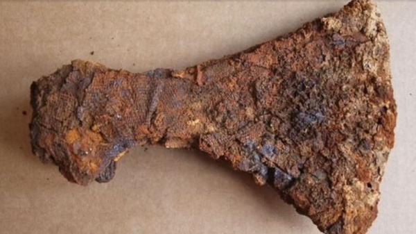 Une hache viking géante retrouvée au Danemark