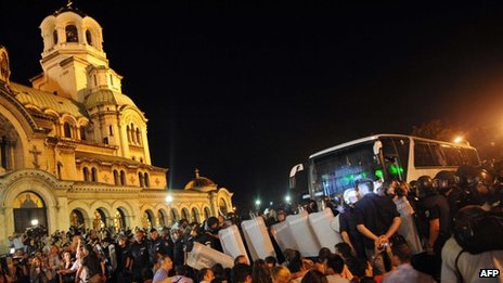 Etirazçılar parlament binasını tutdular