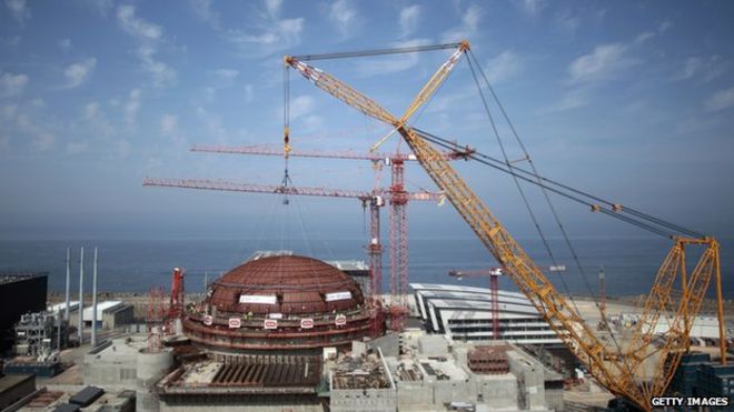 Royaume-Uni veut reconsidérer les plans controversés de l`énergie nucléaire