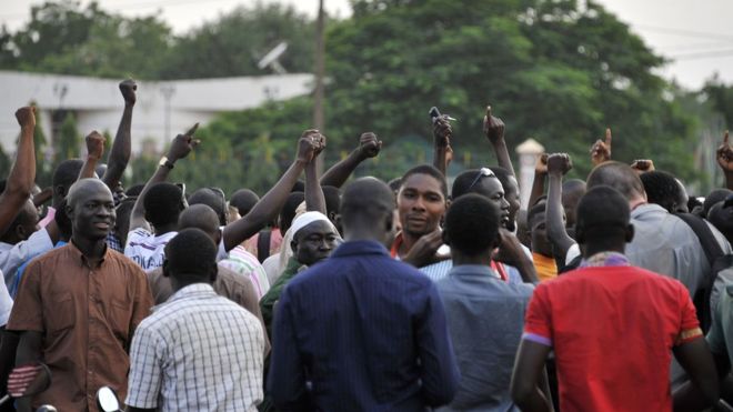 Burkina Faso: Presidential guard detains interim leaders