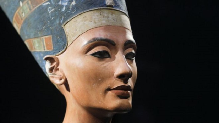 Egypt Queen Nefertiti tomb hunt `finds organic material`