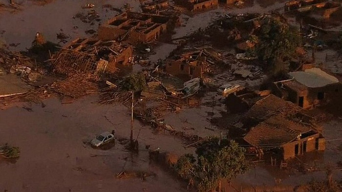 Brazil dam burst engulfs homes in Minas Gerais