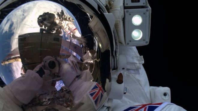 Tim Peake tweets spacewalk selfie