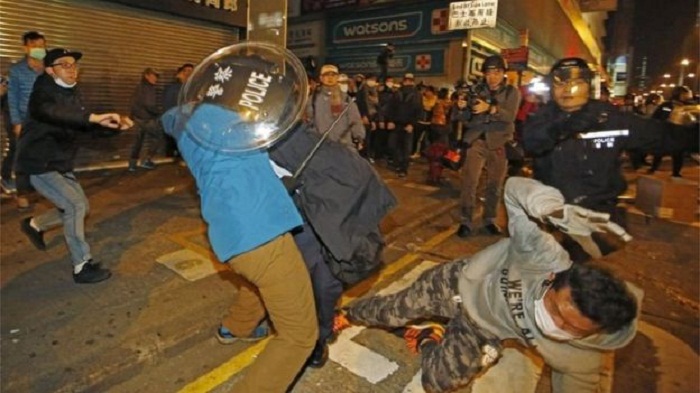 Hong Kong clashes as police clear food stalls