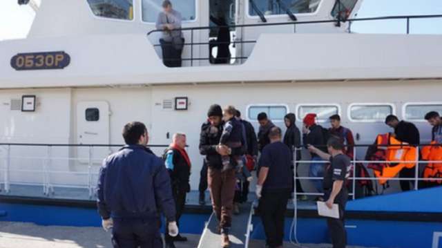 Migrant crisis: EU patrol ship saves 900 migrants off Greece