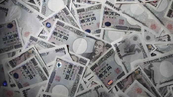 Japanese stocks start Monday lower on stronger yen