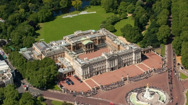Buckingham Palace wall scaled by convicted killer