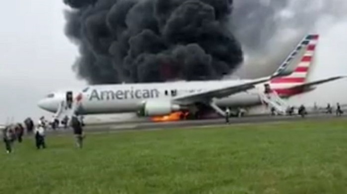 Chicago O`Hare plane fire: American Airlines jet aborts take-off - VIDEO