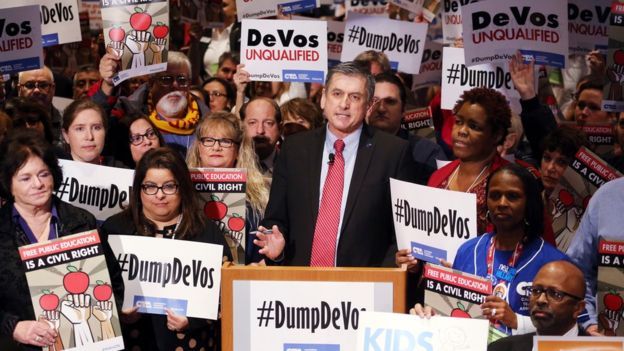 La secretaria de Educación de Trump hizo una pregunta que enloqueció a todos en Twitter