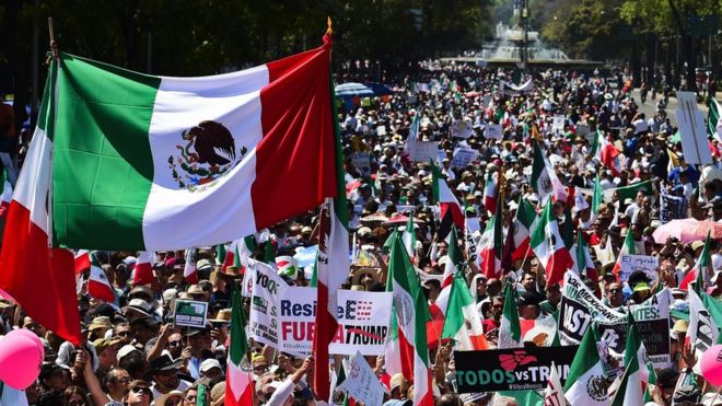 “¡Duro contra el muro!“: decenas de miles de mexicanos marchan contra las políticas del presidente de Estados Unidos Donald Trump