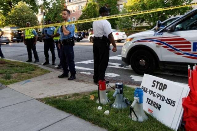 Erdogan supporters and critics clash outside Turkey's embassy in the US - VIDEO