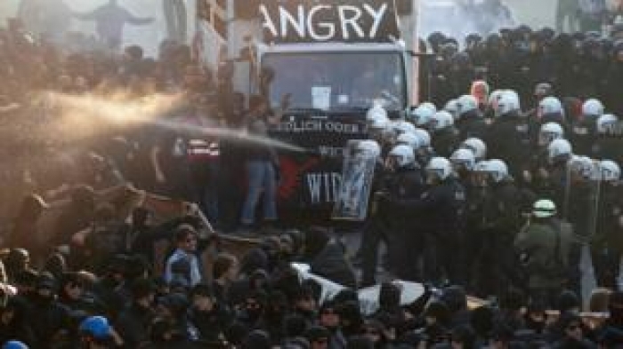 G20: Hamburg sees clashes between police and protesters