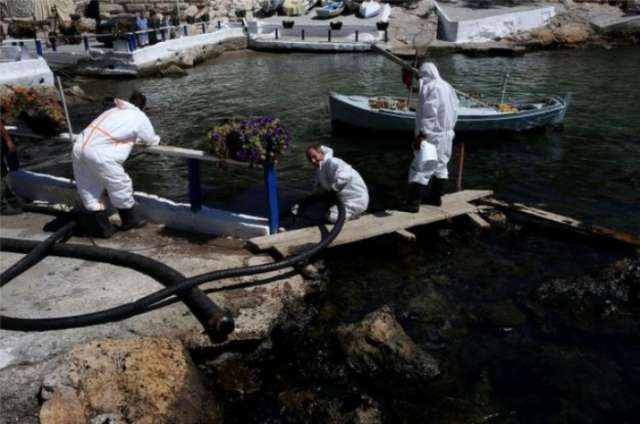 Greek oil spill threatens popular Athens beaches