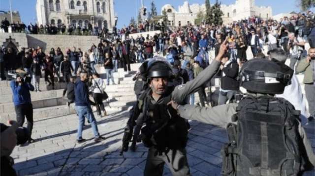 Jerusalem row: Clashes erupt over Trump move

