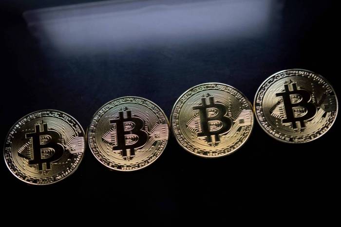 Le bitcoin s'emballe et s'approche des 17.000 dollars