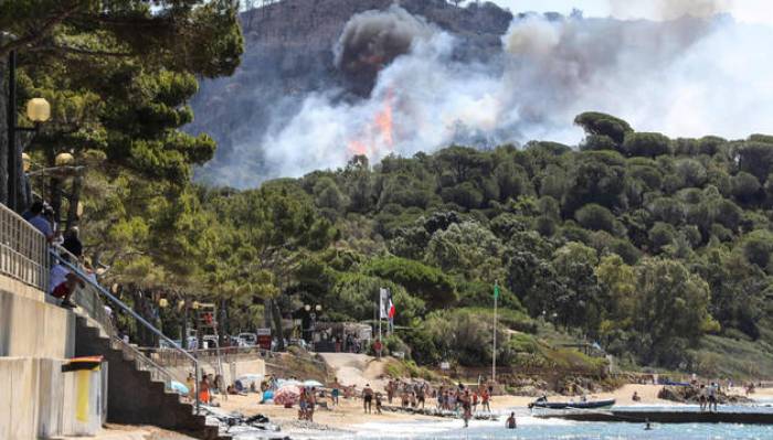Unas 10.000 personas son evacuadas del sureste de Francia por un incendio