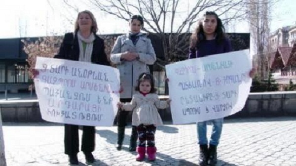 Another anti-government protest of gas explosion victims in front of the office of Sargsyan - VIDEO