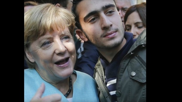 Allemagne: lassé de voir son selfie avec Merkel détourné, un réfugié attaque Facebook
